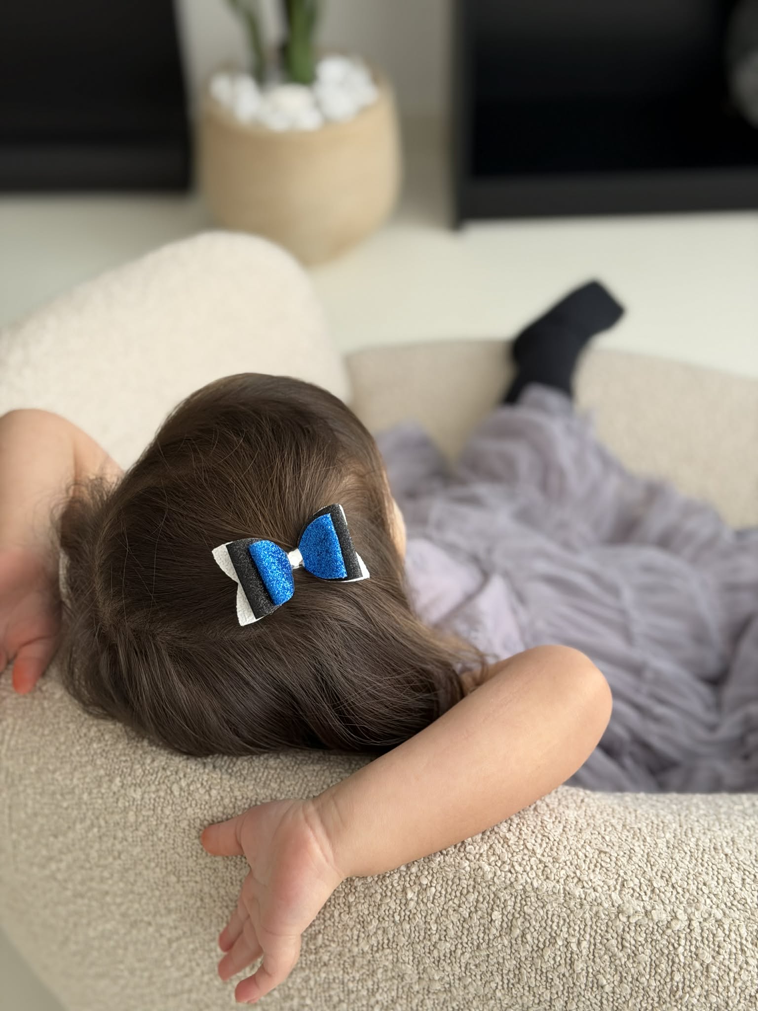 KOHE OLEMAS nahast juukselips